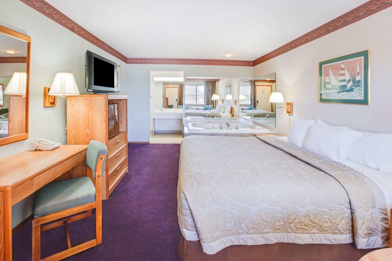 Super 8 Beachfront By Wyndham Mackinaw City, Mi المظهر الخارجي الصورة