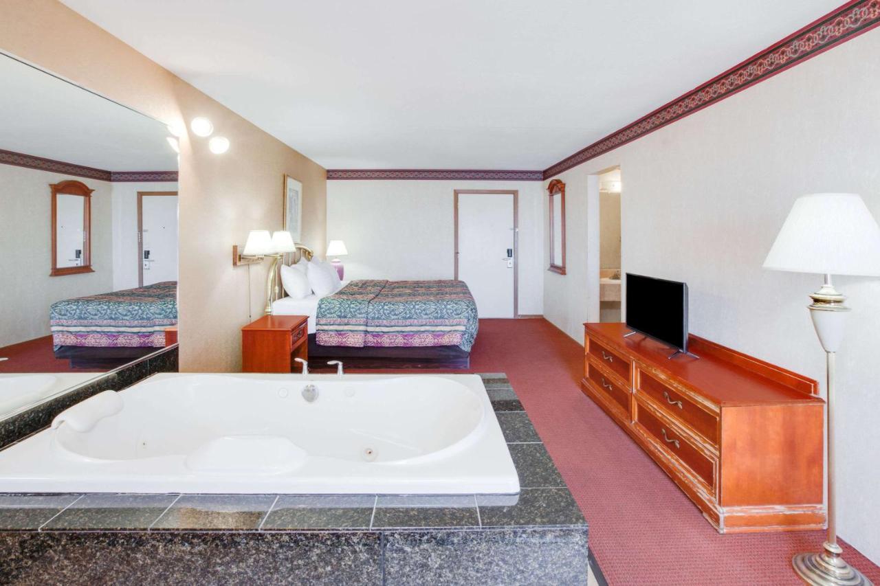 Super 8 Beachfront By Wyndham Mackinaw City, Mi المظهر الخارجي الصورة